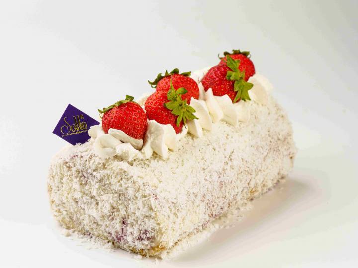 Whole Roll Cake with Strawberry